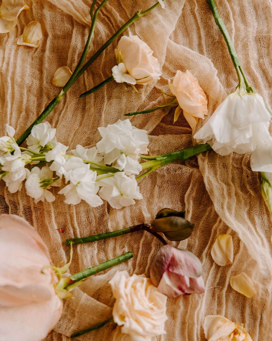 
                  
                    Cake Flowers - Wedding Flowers - STUDIO FOLIAGE
                  
                