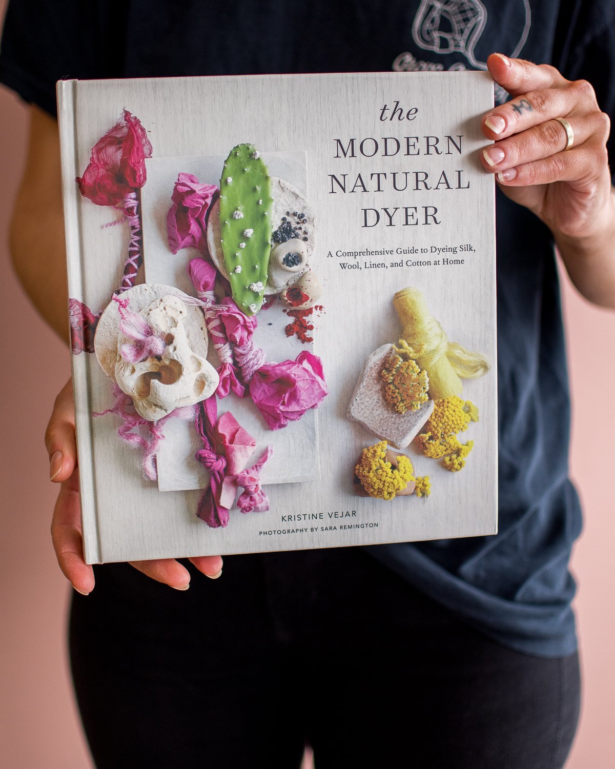 The Modern Natural Dyer - Kristine Vejar - Books - STUDIO FOLIAGE